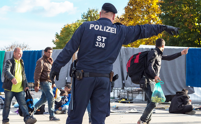 Jeden Tag strömen hunderte Menschen über Österreichs Grenzen ins Land - darunter auch viele Kriminelle, wie sich an der Gewalt-Eskalation vor allem in Wien zeigt.
