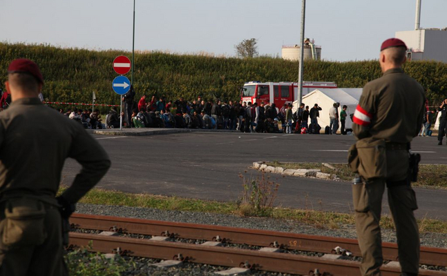 Von wegen "Asylbremse": In den ersten vier Monaten dieses Jahres strömten fast 14.000 Illegale nach Österreich und forderten Asyl.