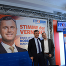 Herbert Kickl und Norbert Hofer vor dem präsentierten Wahlplakat