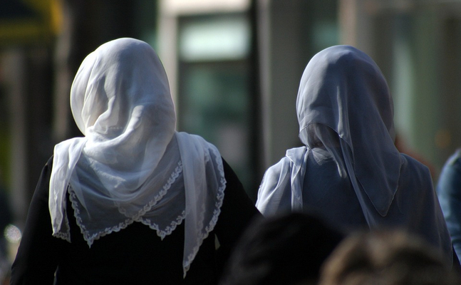 „Erweiterung des Kopftuchverbots an Schulen dringend notwendig“ - FPÖ-Bildungssprecher Brückl fordert im Nationalrat Kopftuchverbot für Schülerinnen bis 14 Jahre und für Lehrerinnen.