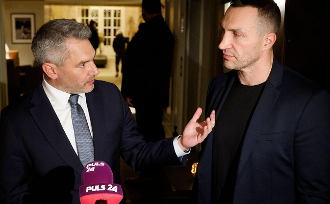 Auffallend oft auf Reisen, während daheim der Hut brennt: ÖVP-Bundeskanzler Nehammer trifft Ex-Boxweltmeister Wladimir Klitschko in Berlin.