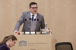 FPÖ-Parlamentarier Ries im Nationalrat: "Die '2G-Regelung' für die theoretische Führerscheinprüfung war ein völlig unnötiger und schikanöser Murks."