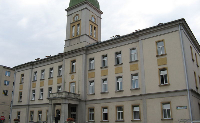Im Kaiser-Franz-Josef-Spital in Wien-Favoriten soll noch heuer die Geriatrie geschlossen werden, 100 Pflegefälle und 120 Mitarbeiter wissen nicht, wie es weiter geht. Die FPÖ kündigt Gegenmaßnahmen im Gemeinderat an.