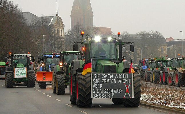 Mit einer Pseudo-Umfrage will die EU vor der Wahl die protestierenden Bauern beruhigen.