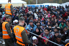 Ende Juni wurden bereits mehr als 30.000 Asylanträge in Österreich gestellt - Zustände wie 2015 (Bild) drohen.