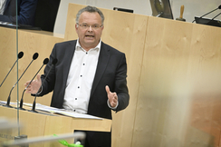FPÖ-Tourismussprecher Gerald Hauser im Hohen Haus.