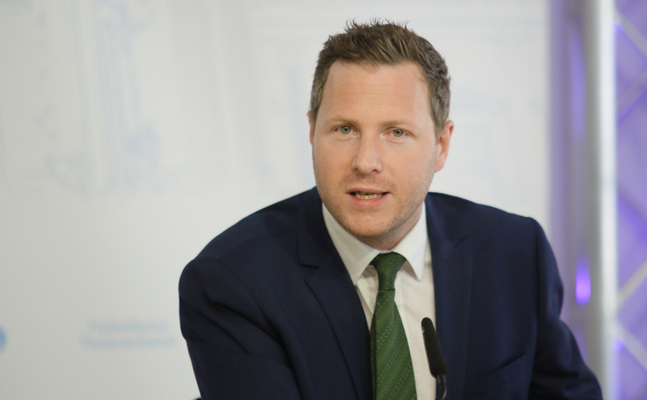 FPÖ-Generalsekretär Michael Schnedlitz kritisiert die säumige grüne Energieministerin Leonore Gewessler.