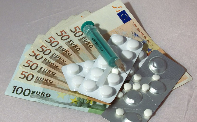 Welche teuren Medikamente für Patienten eingesetzt werden, dürfen nicht der Gesundheitsminister oder Beamte entscheiden, sondern aussschließlich Ärzte und Wissenschaftler.