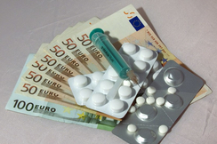 Welche teuren Medikamente für Patienten eingesetzt werden, dürfen nicht der Gesundheitsminister oder Beamte entscheiden, sondern aussschließlich Ärzte und Wissenschaftler.