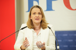 FPÖ-Sozialsprecherin Dagmar Belakowitsch kritisiert ÖVP-Arbeitsminister Martin Kocher.